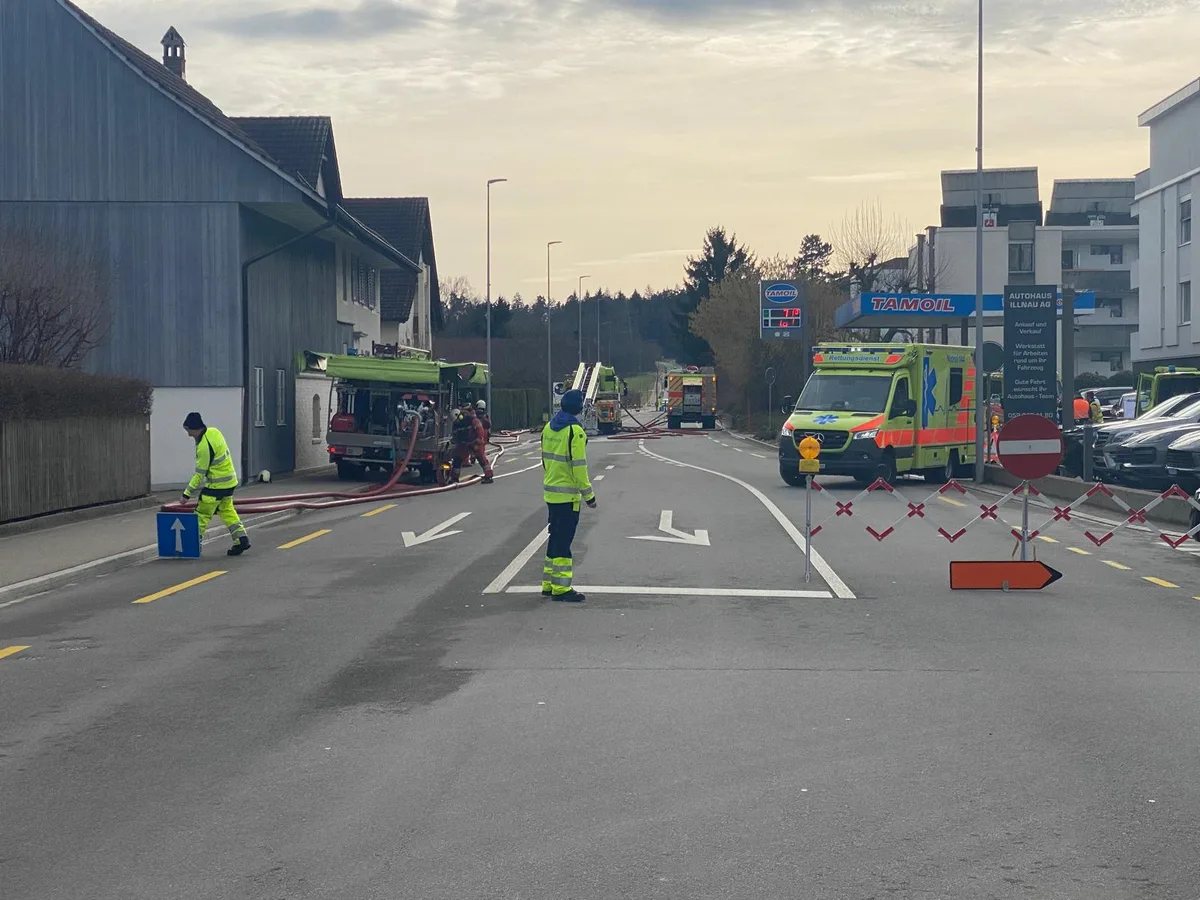 Die Einsatzkräfte sperrten während des Einsatzes die Usterstrasse. Einsatzkräfte sperren eine Strasse in Illnau.